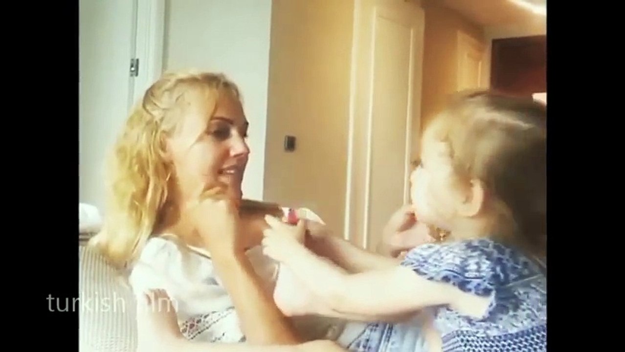 Meryem Uzerli Kızı Lara turkçe öğretiyor