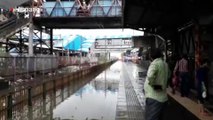 Ni las fuertes lluvias monzónicas son capaces de frenar a los trenes indios