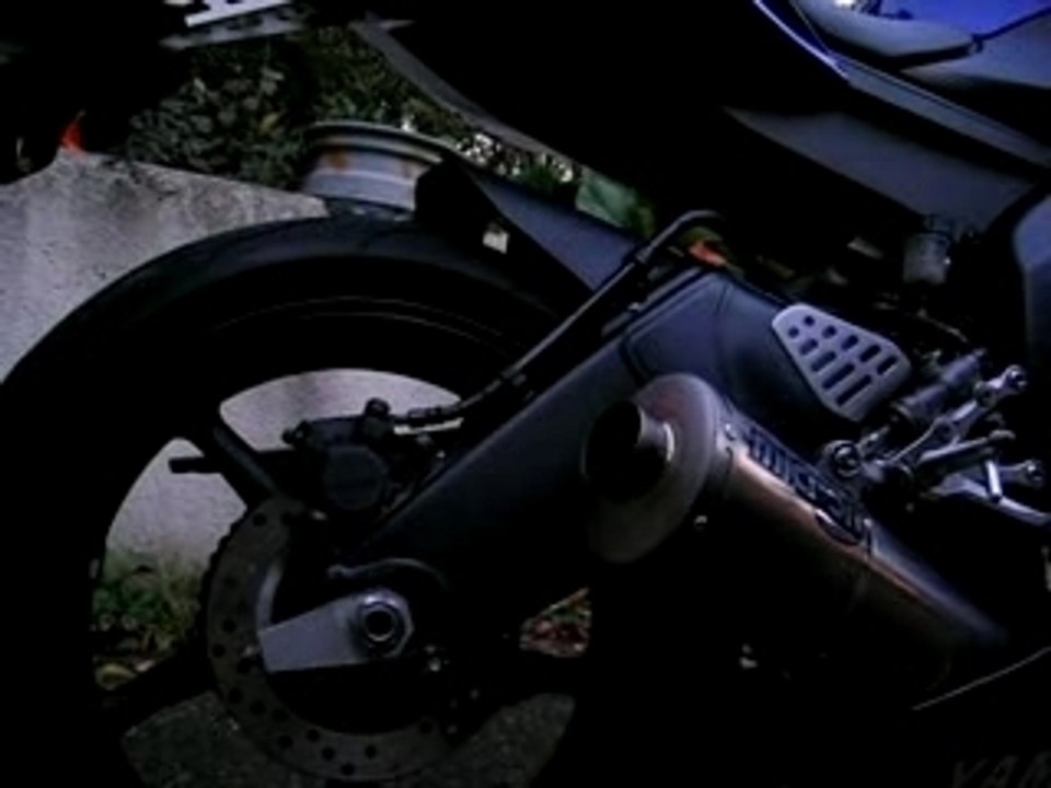 Ligne Micron serpent R6 2007 moteur chaud prise dehors