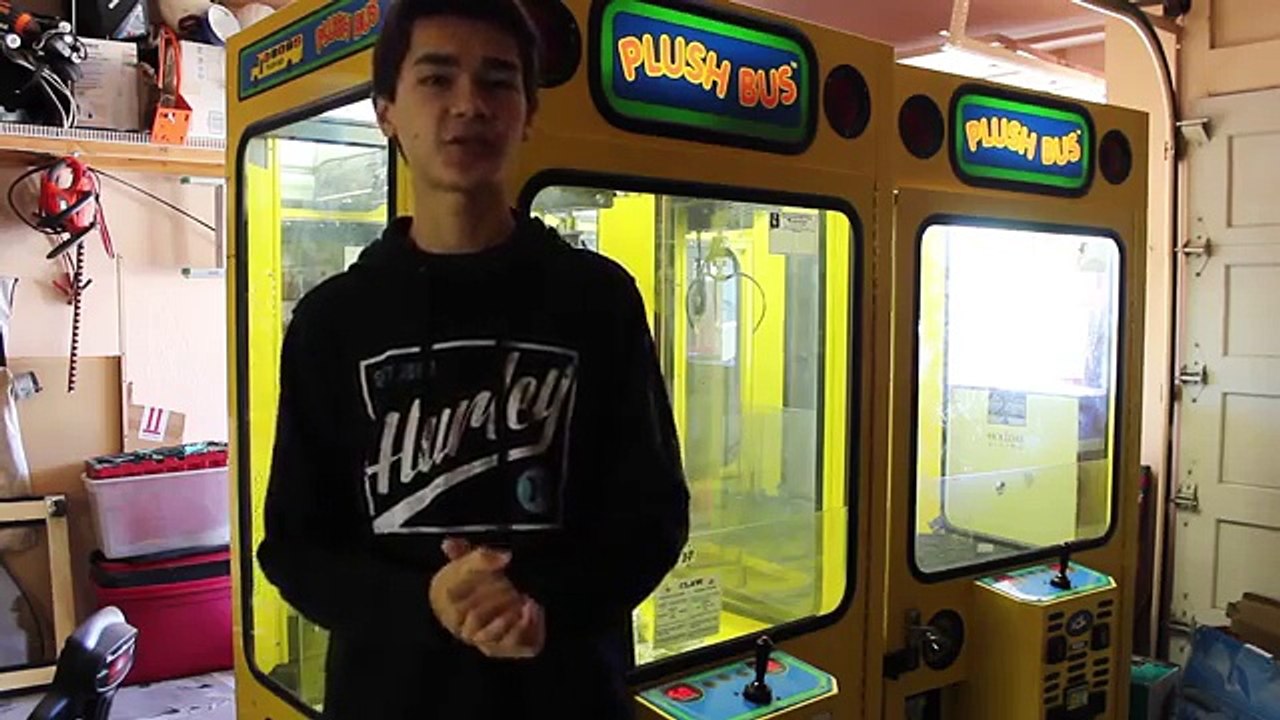 Winning Over $1,000 CASH From The Claw Machine!