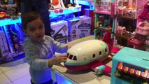 Oyuncak uçak ve araba avı | Oyuncak videoları