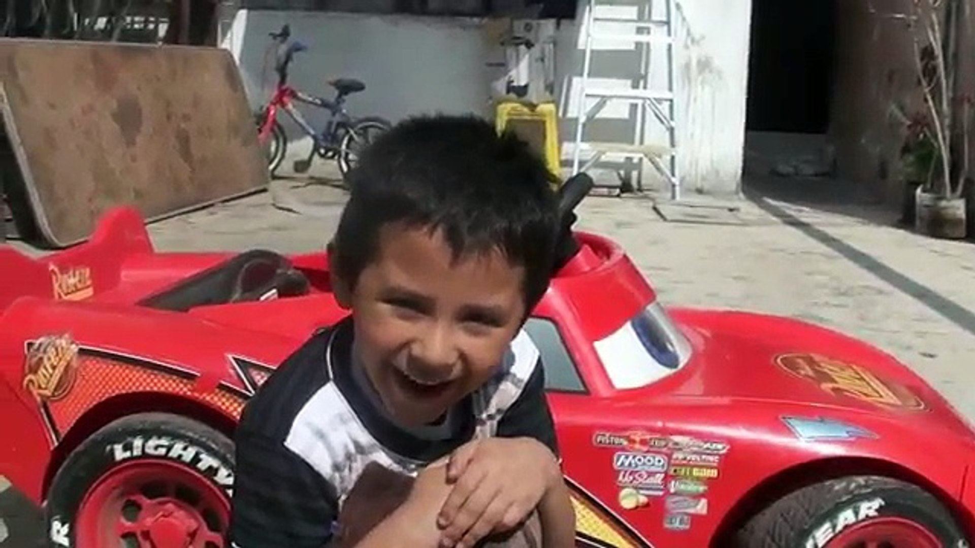 Mecánico recrea los coches de 'Cars' para darle una sonrisa a los niños