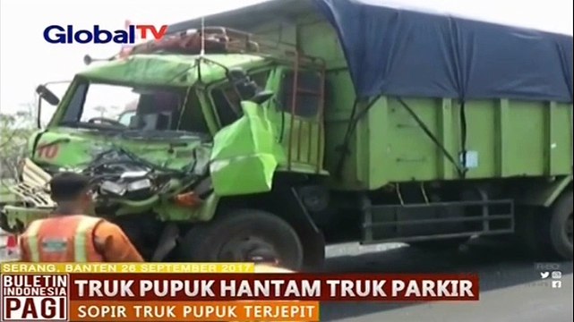 Supir Ngantuk, Truk Pupuk Hantam Kendaraan yang Sedang Parkir