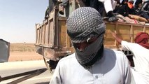 A pied dans le désert, des Syriens fuient le groupe EI