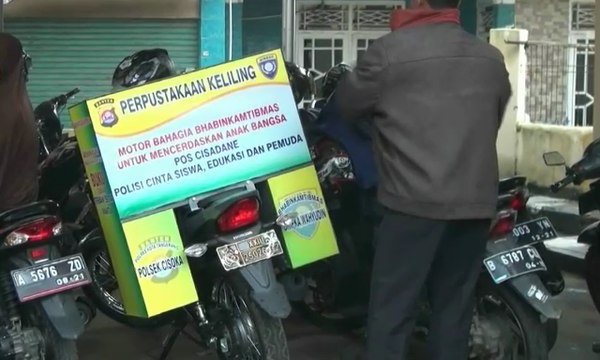 Polisi Ini Modifikasi Motor Dinas Jadi Perpustakaan Keliling