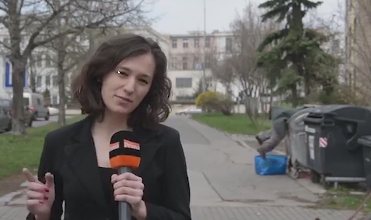 Un SDF tombe dans une poubelle en plein direct à la TV polonaise