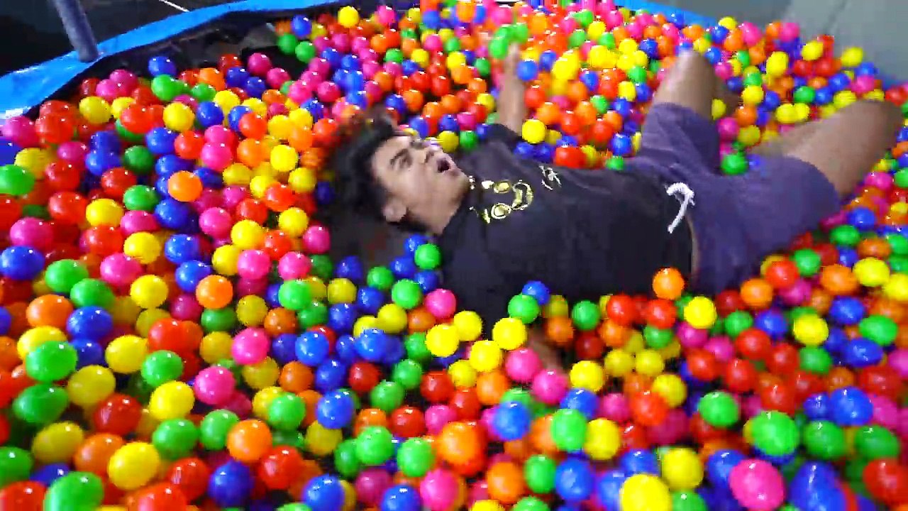GIANT TRAMPOLINE BALL PIT!-N2mB-IKdSWg