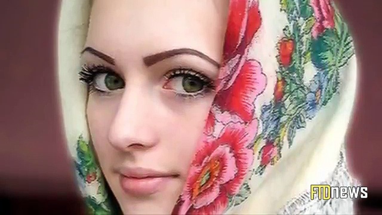 Girl Has Barbie Face, Muscle Body - Julia Vins