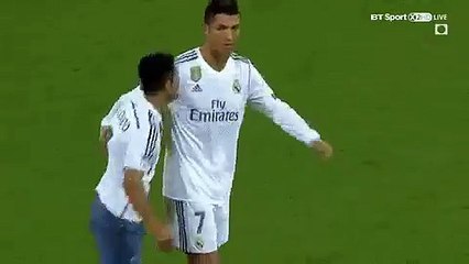 Torcedor invade o campo e imita comemoração de Cristiano Ronaldo
