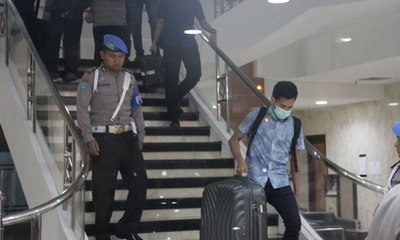 Penyidik Sita 2 Koper Berisi Dokumen dari Kantor Bupati