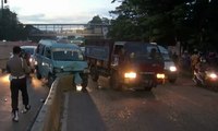 Terobos Jalus Bus, Angkot Tabrak Motor