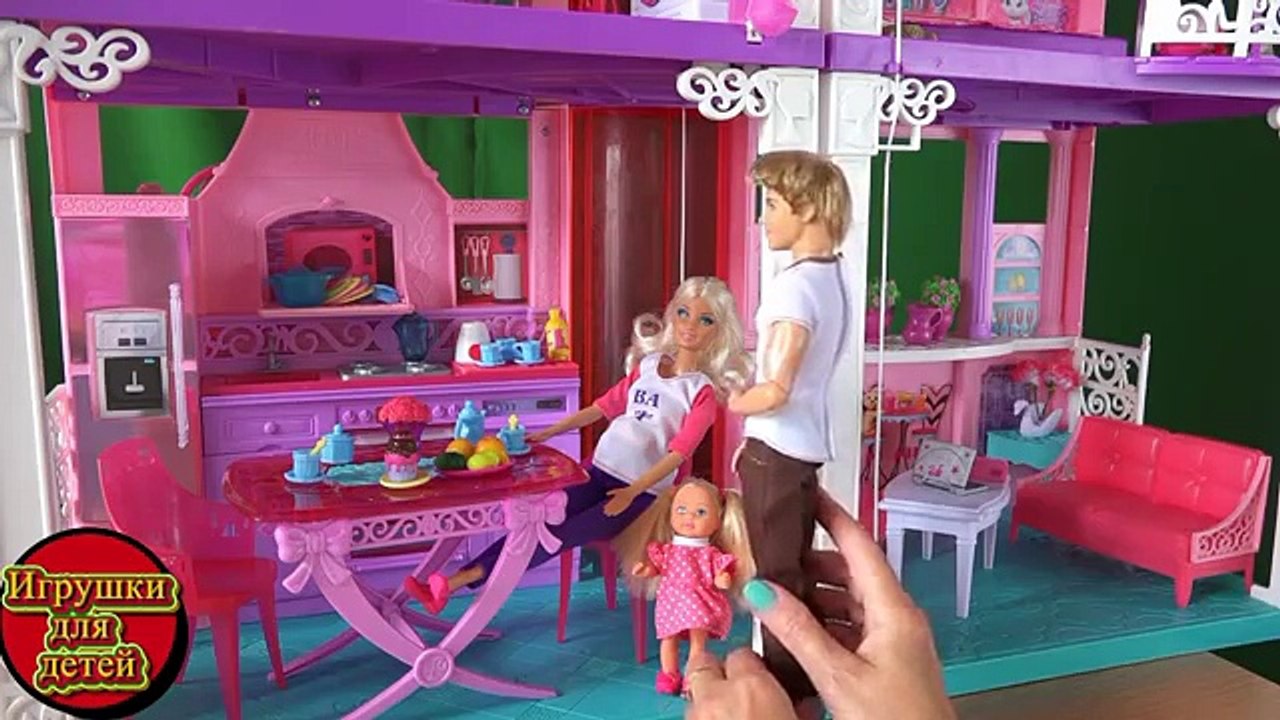 Видео с куклами Барби наконец родила дочку у доктора Кевина, Кен счастлив