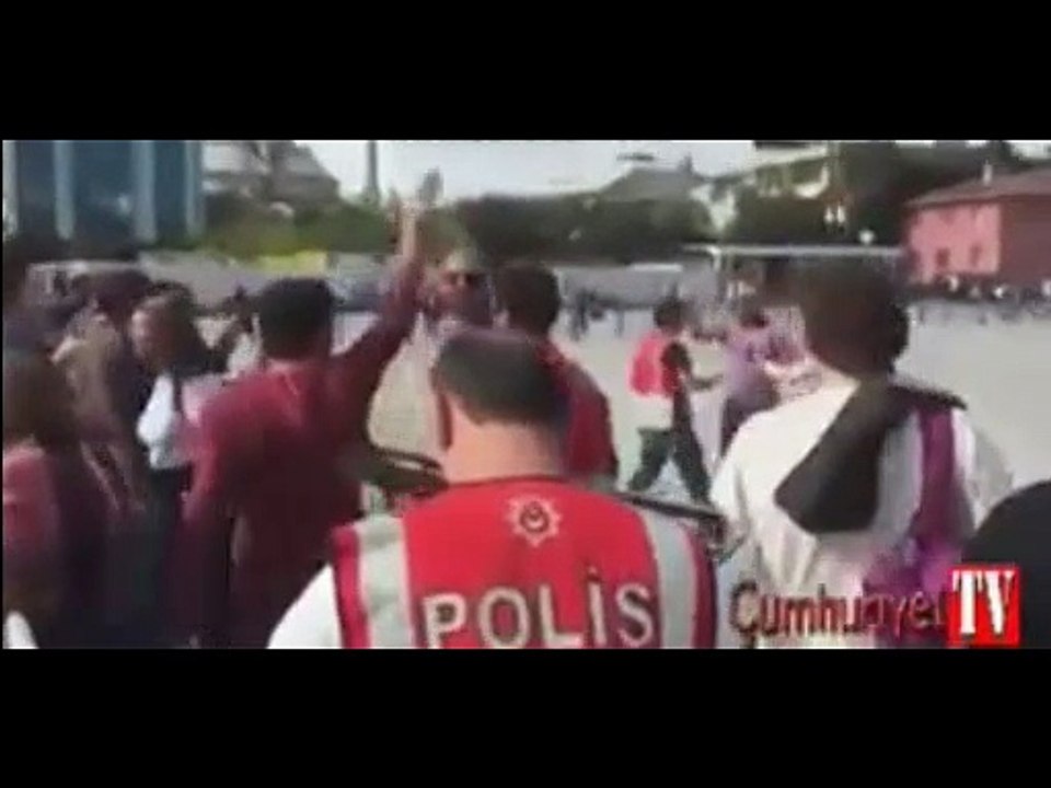 İş kıyafeti ile provokasyon.. Beyaz tv muhabiri cast oyuncusu çıktı