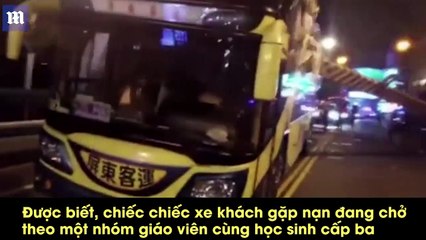 Khoảnh khắc đáng sợ khi chiếc xe khách bị "cạo bay" nóc
