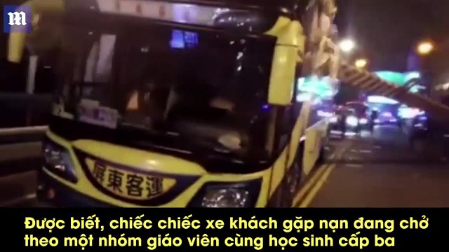 Khoảnh khắc đáng sợ khi chiếc xe khách bị cạo bay nóc