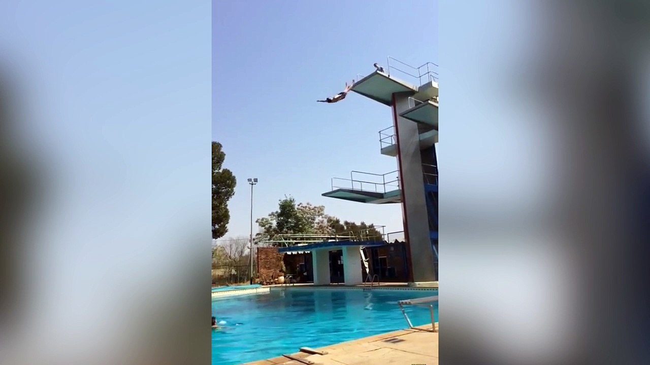 Un homme fait un énorme plat dans une piscine !