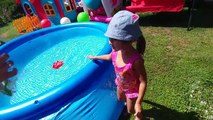 Mavi havuzda eğlence oyunlar, çiçekler çocuk videosu