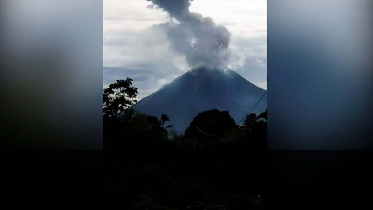 120,000 people flee over Bali volcano fears