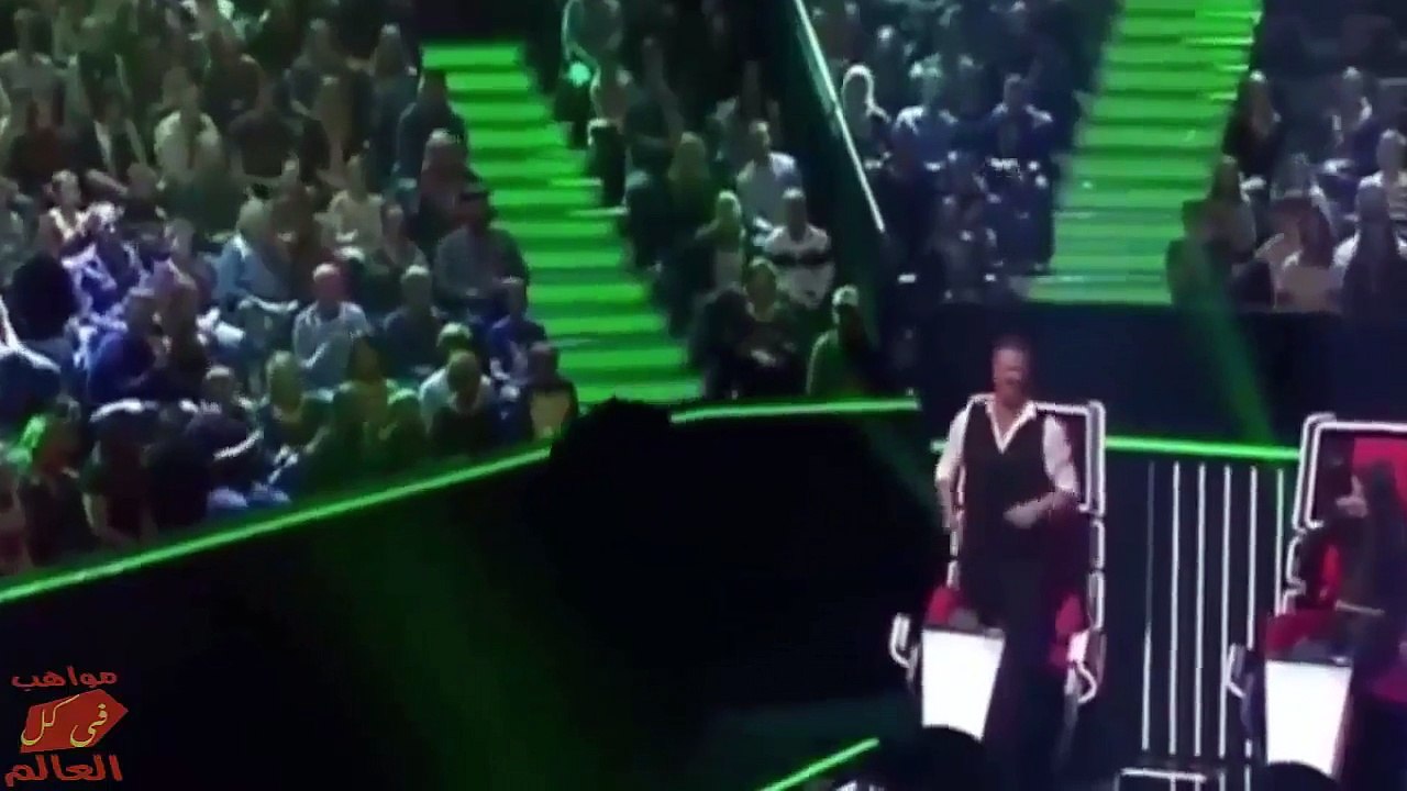 A young kid dazzles the jury to sing