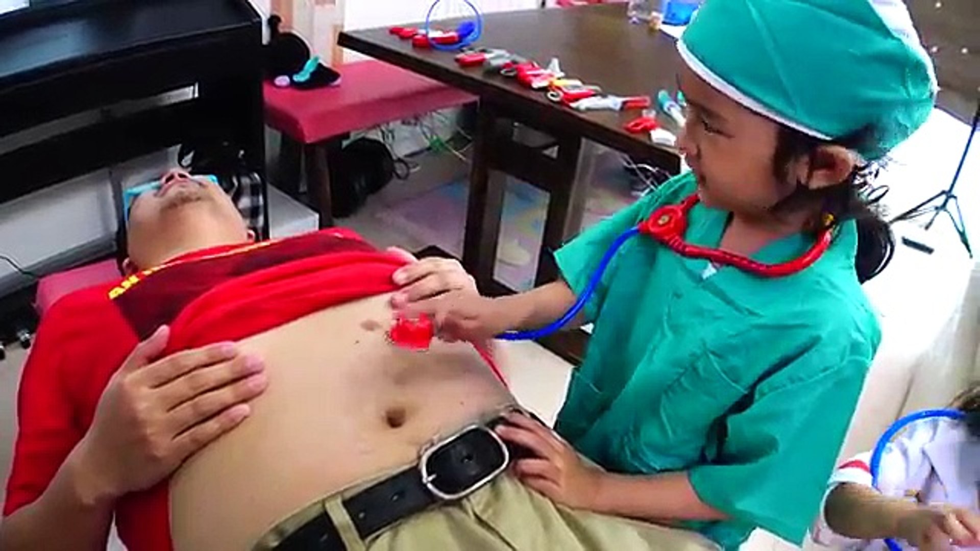 普段遊び お医者さんごっこ遊び 緊急手術 パパのお腹の虫 を取り出す まーちゃん 4歳 おーちゃん 2歳 Medical Play Play Emergency Operation Video Dailymotion