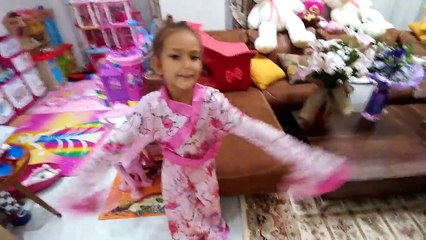 Elif Doğum günü hediyelerini açıyor.