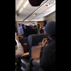 Des juifs orthodoxes masquent l'écran d'un avion pour censure !