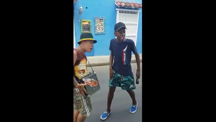 2 enfants en Colombie rappent mieux qu'Eminem dans la rue !