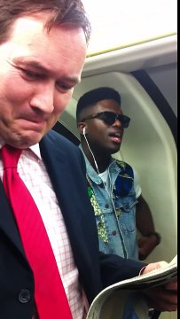 Chanter à haute voix avec ses écouteurs dans le métro... FOU RIRE