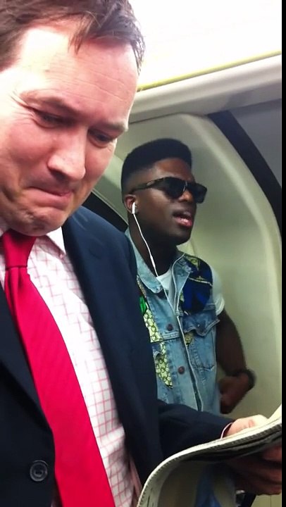 Chanter à haute voix avec ses écouteurs dans le métro... FOU RIRE