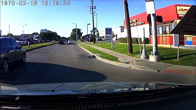 Une femme pousse son mari sur la route