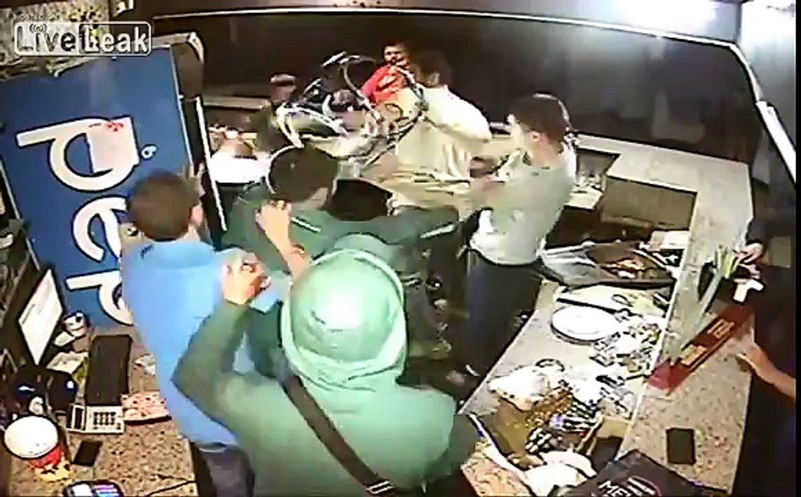 Deux mecs bourrés se battent et détruisent totalement un bar en Ukraine