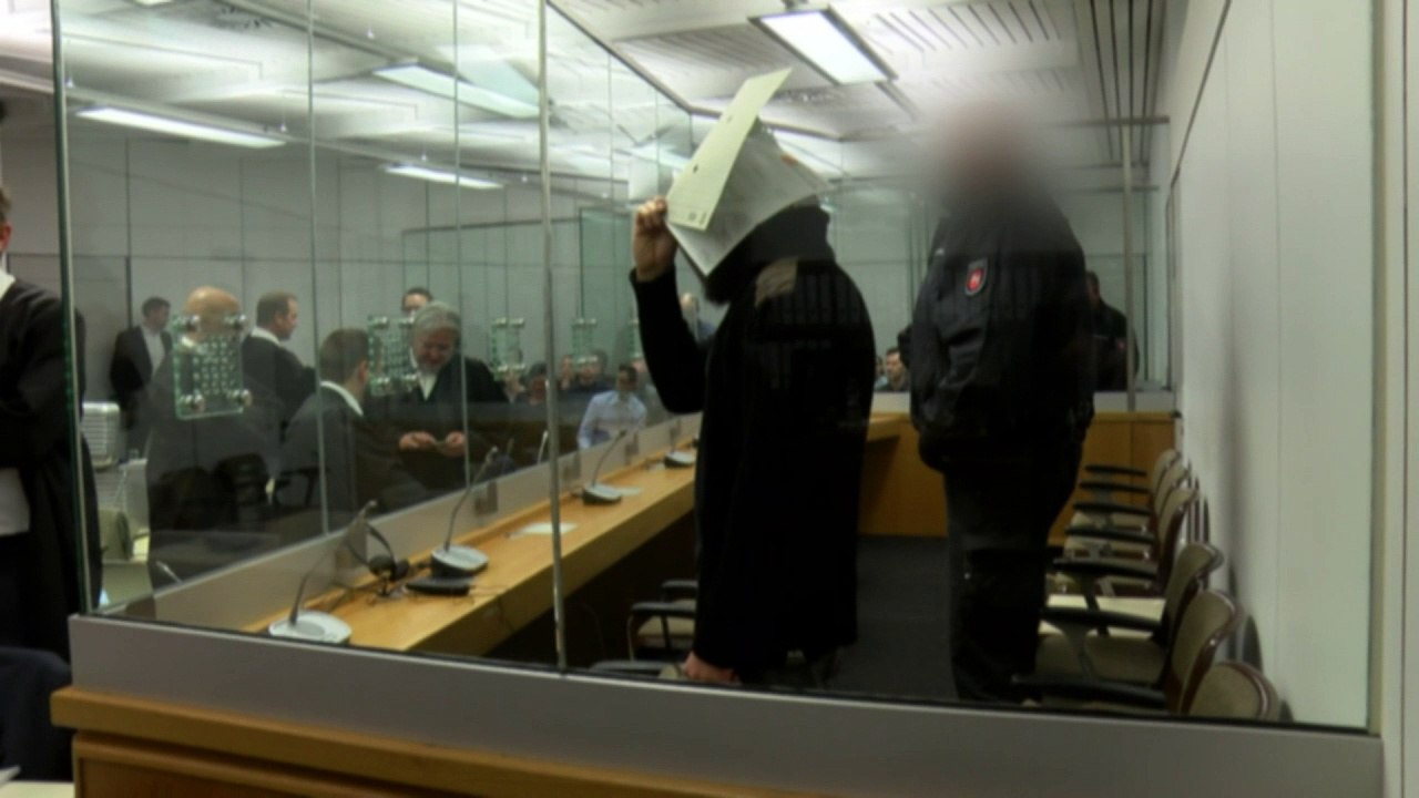 Mutmaßlicher IS-Chefanwerber Abu Walaa in Celle vor Gericht
