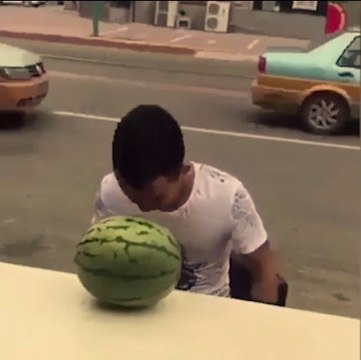 Karpuza Kafa Atacakken, Arkadaş Şakası Kurbanı Oldu