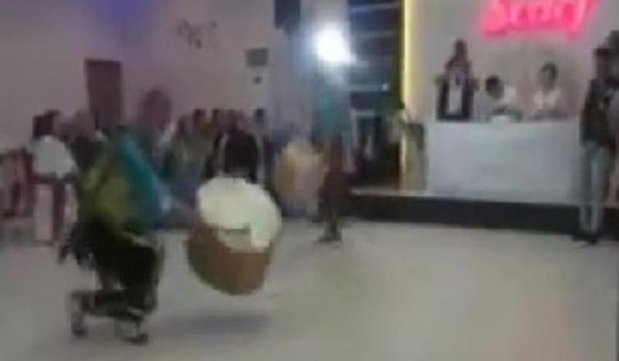 Davul şov kötü bitti... Kayışı kopan davul kadına böyle çarptı