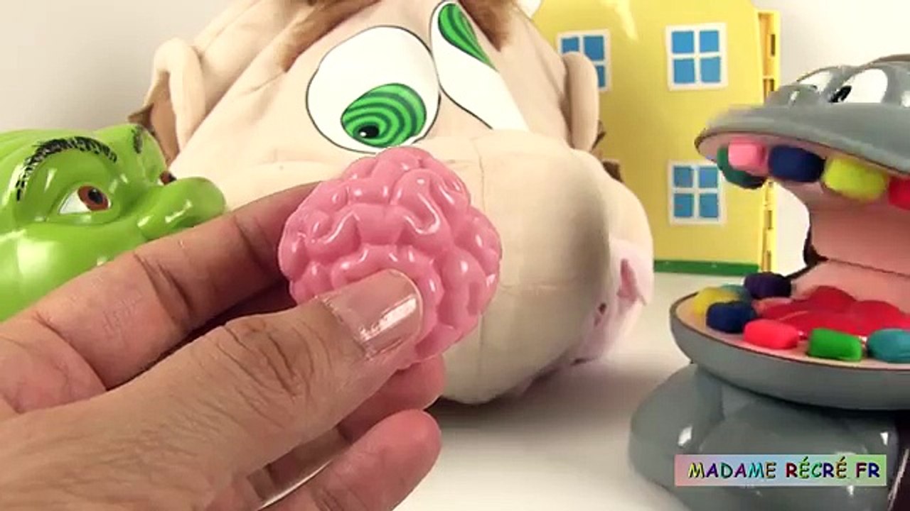 Shrek et le singe jouent à un jeu de société Histoires de Jouets