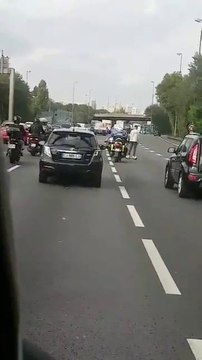 Il fait de l'hoverboard en plein bouchon sur l'autoroute et se fait arreter par les gendarme