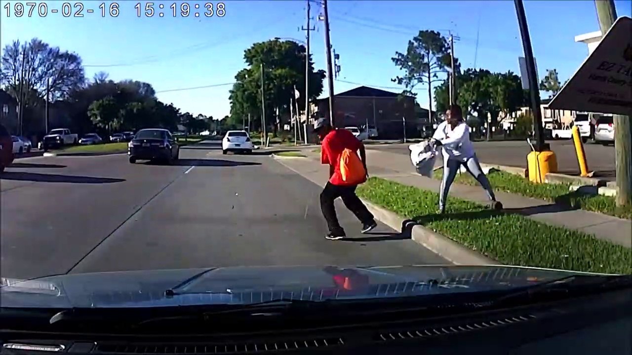 Elle pousse son mari sous les roues d'une voiture pendant une dispute