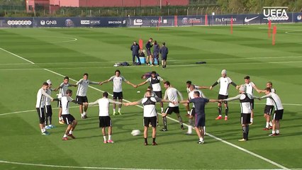 Gạt mâu thuẫn, Neymar, Cavani nắm tay đồng đội trong bài tập đá ma cực độc của PSG