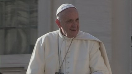 El papa llama a "abrazar" a los refugiados al lanzar una campaña de Caritas