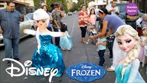 Pinata piñata de princesa Elsa de disney Frozen! Rompiendo la piñata en fiesta infantil