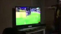 Ozan Tufan gol kaçırınca televizyonu kırdı!