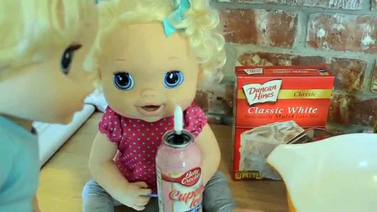 FUNNY! Baby Alive Valentines Cupcakes! Clone Mollys Make Cupcakes!