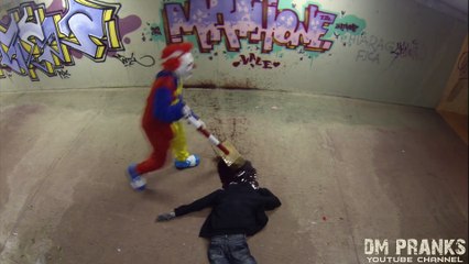 Killer Clown Part 1 - The Uncle! Scare Prank!- Troll TV