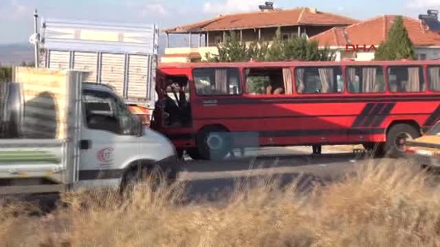 Eskişehir Cenazeden Dönen Otobüs Kamyonla Çarpıştı: 13 Yaralı