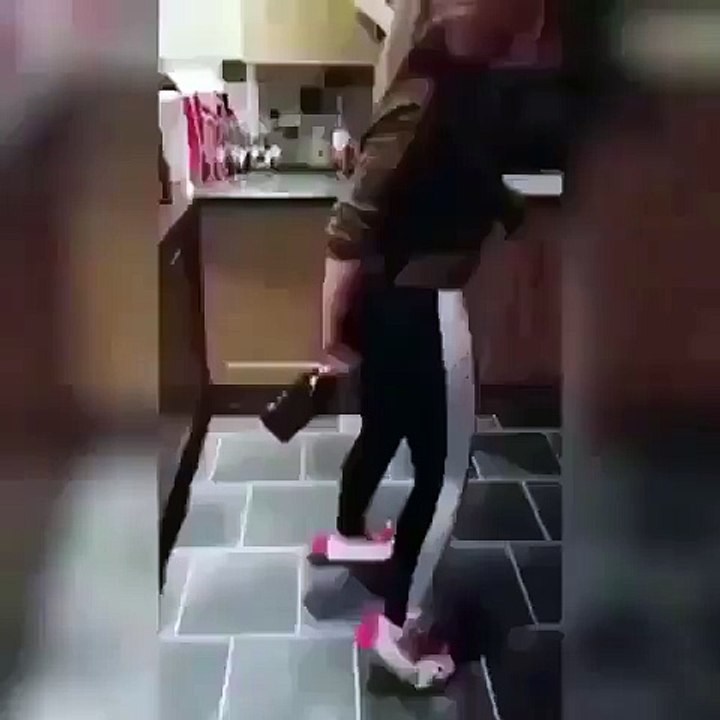 Elle ouvre une bouteille de champagne de façon originale