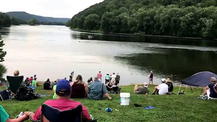 Lancer de cailloux qui fait de nombreux rebonds