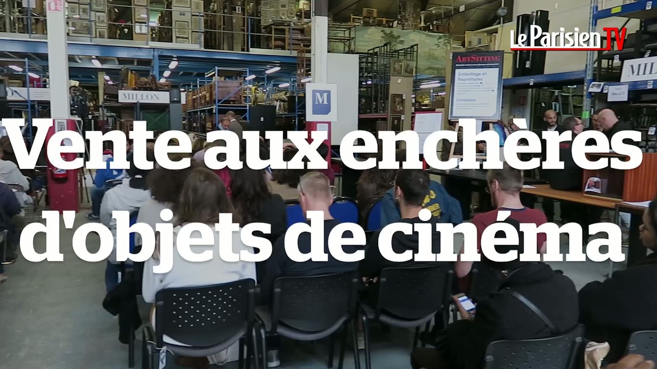 Un étudiant en cinéma  à la vente aux enchères de décors de film