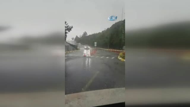 Sarıyer'de Yollar Adeta Dereye Döndü, Araçlar İlerlemekte Güçlük Çekti