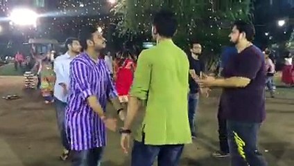 गरबा में जब लड़की साथ न हो तो लड़को की हालतओर लड़की साथ  हो तोक्या होता है देखो