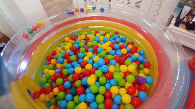 Zıplama havuzlarına 2000 top döktük,çok eğlendik ,eğlenceli çocuk videosu
